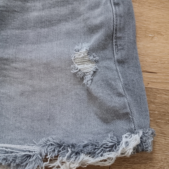 Old Navy High Rise O.G. Gray Jean Shorts Size 6 - Picture 2 of 5